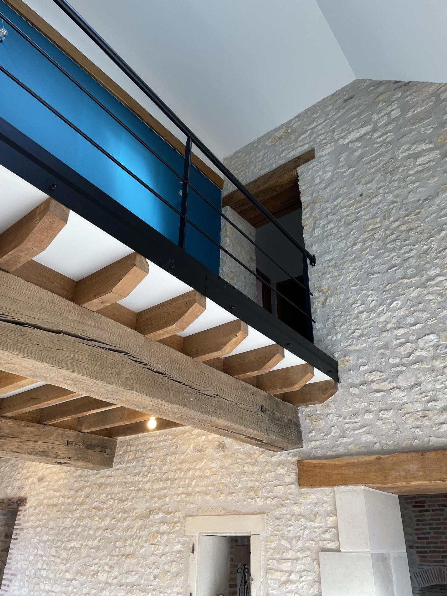 Thermolaquage sur mesure : un garde-corps noir mat pour sublimer une rénovation en pierre
