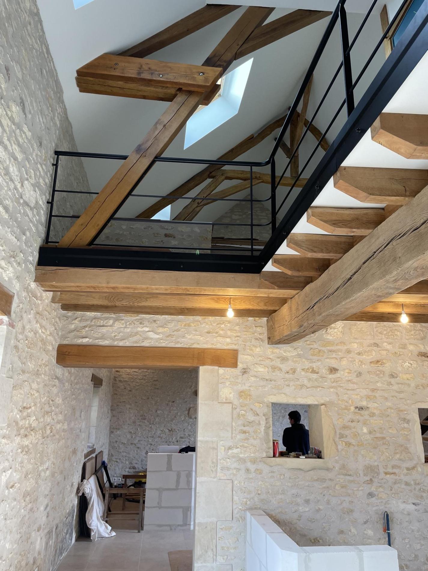 Thermolaquage sur mesure : un garde-corps noir mat pour sublimer une r&eacute;novation en pierre